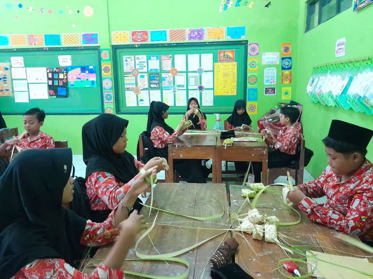Kegiatan Membuat Karya Ketupat